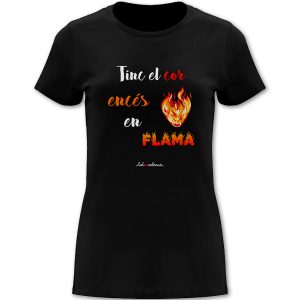 Camiseta entallada Tinc el cor encés en flama negra - Camisetes en valencià - Productes en valencià - Tot en valencià
