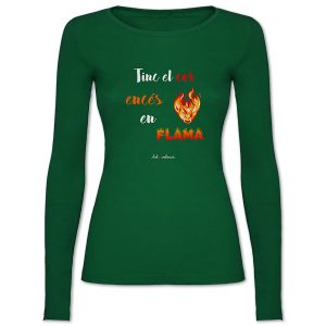 Camiseta mànega llarga entallada verda Tinc el cor encés en flama - Camisetes en valencià - Productes en valencià - Tot en valencià